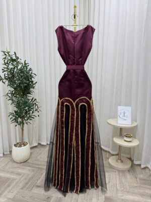 فستان سهرة فاخر بتفاصيل ذهبية - إطلالة ملكية