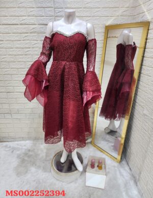 فستان دانتيل أنيق بتصميم أنثوي ناعم