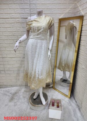 فستان دانتيل قصير بإطلالة أنثوية ناعمة