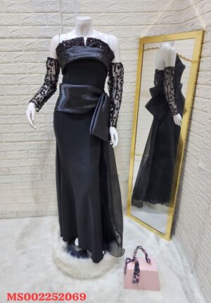 فستان سهرة أسود بتفصيل فاخر و أكمام دانتيل أنيقة
