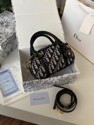 شنطة ديور الفاخرة - أناقة التفاصيل مع جميع الملحقات