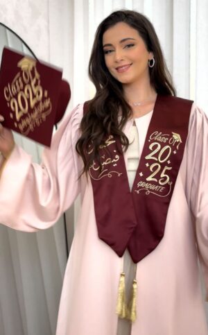 طقم تخرج فاخر بتصميم ناعم مع وشاح مخصص