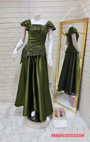 فستان سهرة فاخر بتصميم ملكي