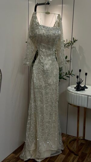 فستان سهرة لامع فاخر بتصميم أنثوي جذاب