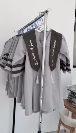 طقم تخرج فاخر بتطريز مخصص - ذكرى تدوم