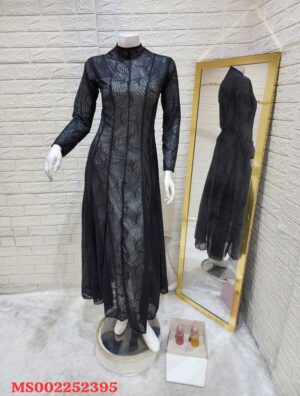 فستان دانتيل طويل بإطلالة راقية