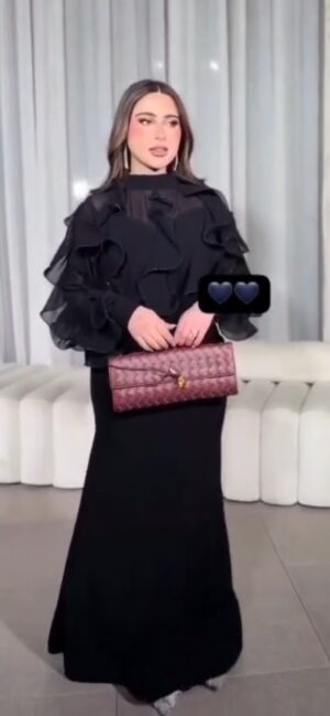 فستان سهرة أسود فاخر بتفاصيل أنثوية راقية