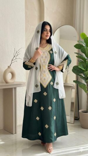 جلابية كويتية فاخرة بتطريز ذهبي مع شال أنيق