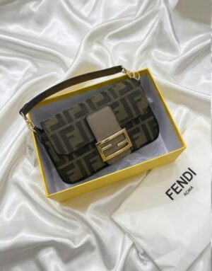 ff-5e19cedd4d2fdf980bc09d8bb07de211-ff-5827848975602618486_121 شنطة فندي الكلاسيكية الأنيقة